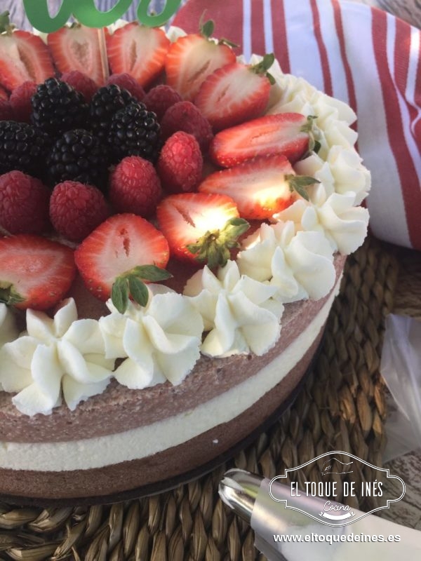 Montamos la nata, que quede bien sólida para que luego no se nos baje.